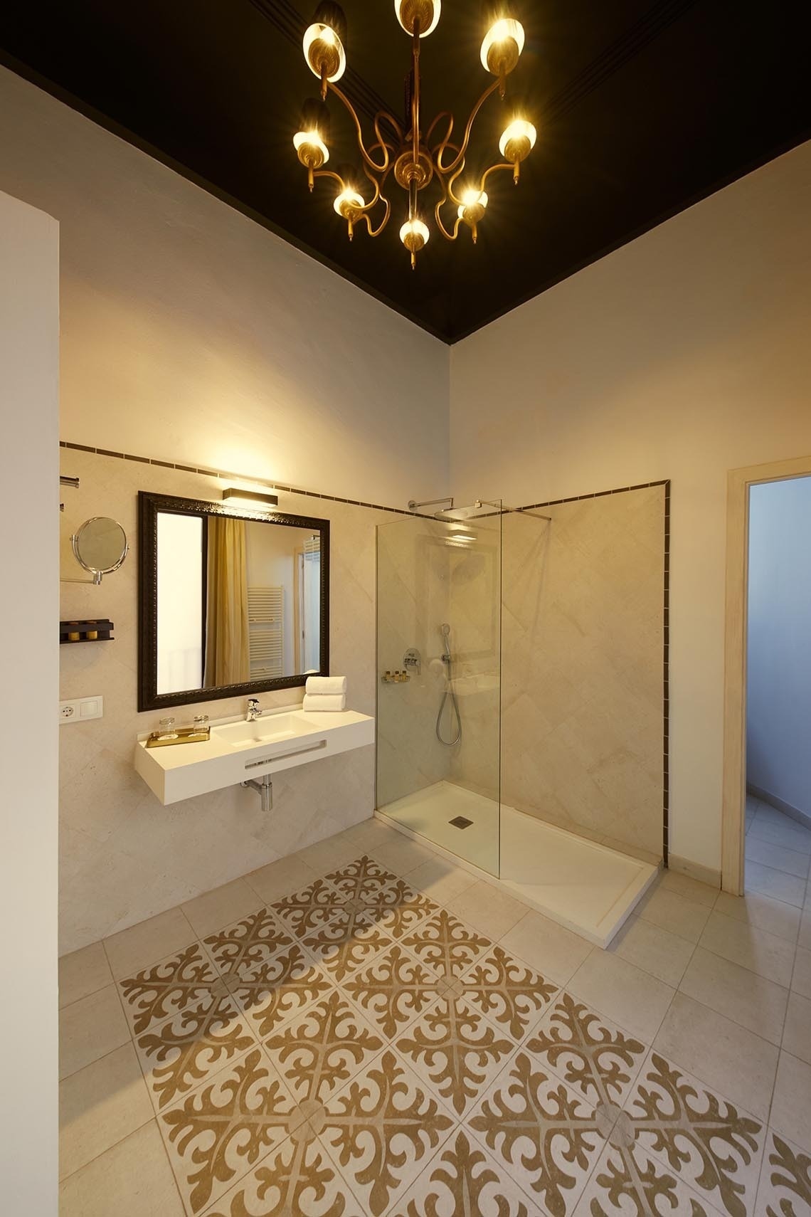 un cuarto de baño con un lavabo y una ducha