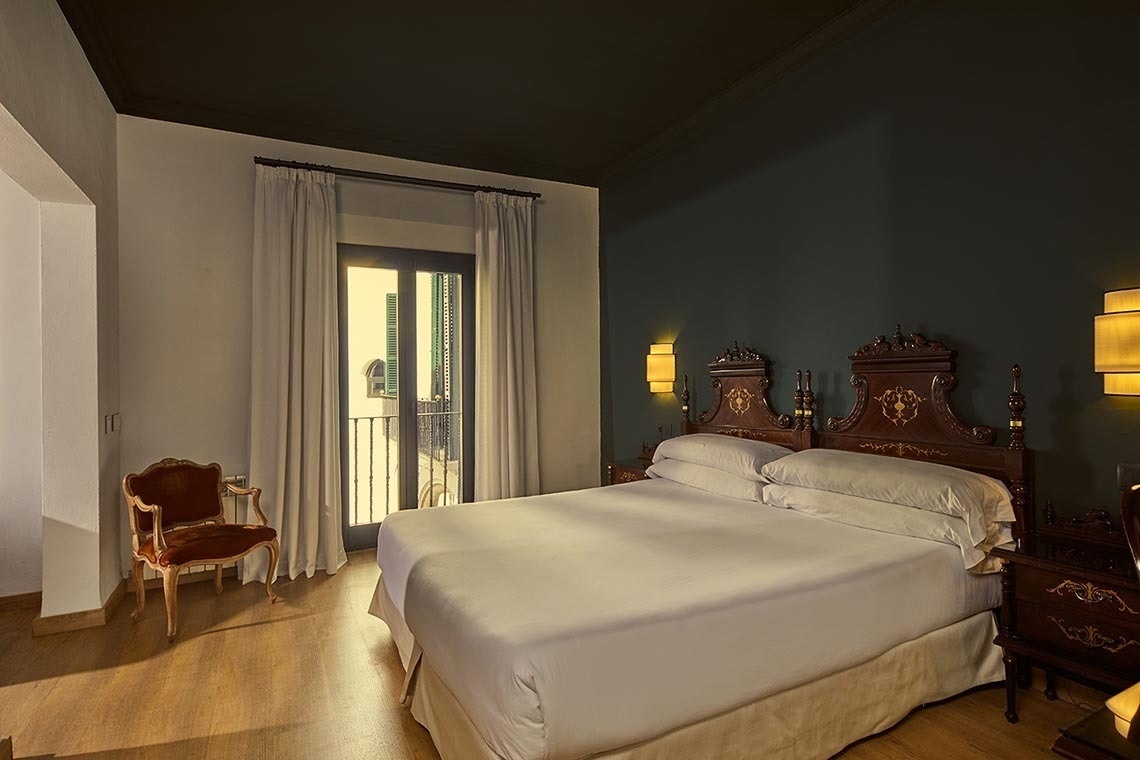 una habitación de hotel con una cama y una silla