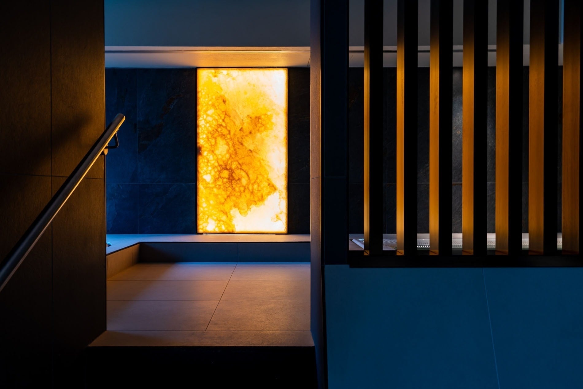 un primer plano de un plato de comida con un vaso de vino en el fondo