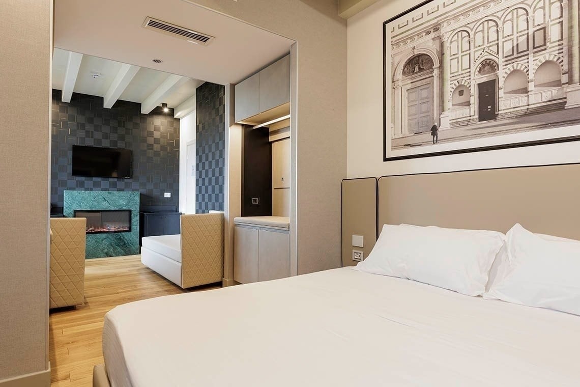 una camera d' albergo con un letto e un dipinto sopra