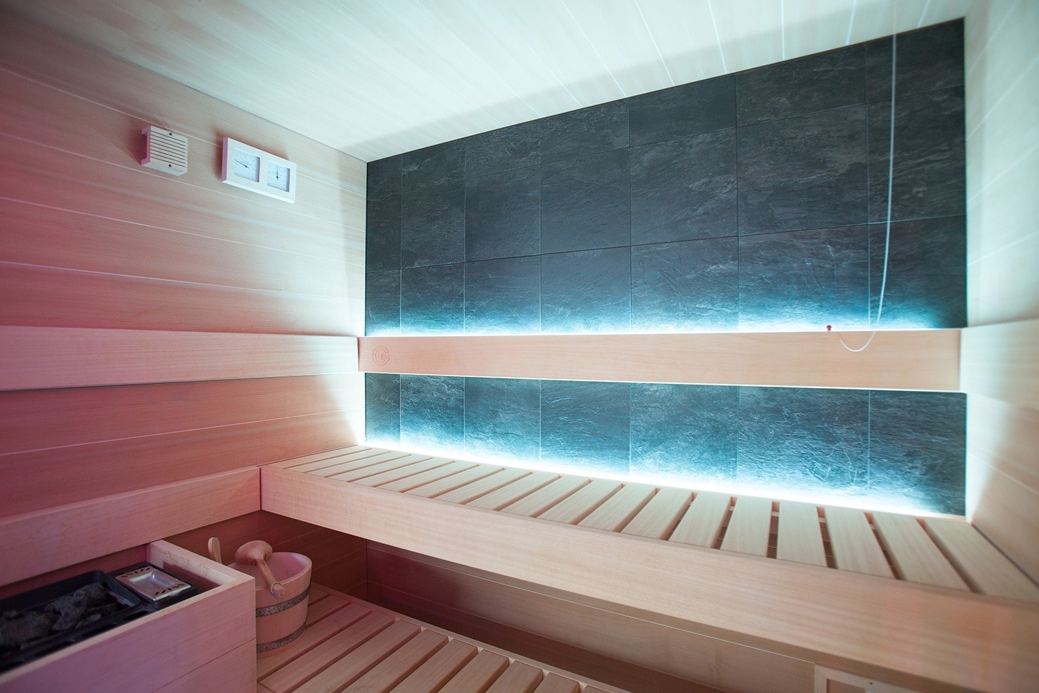 un cubo de madera en una sauna con luces de colores