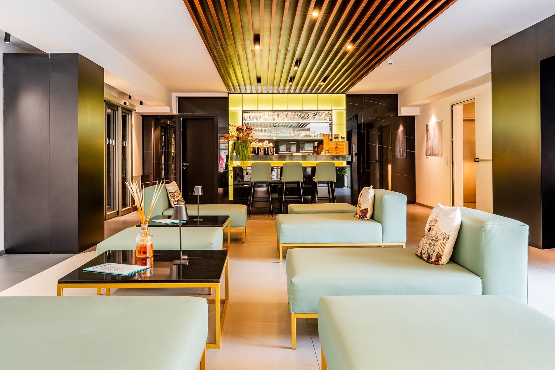 eine Frau in einem Badeanzug liegt auf einem Liegestuhl