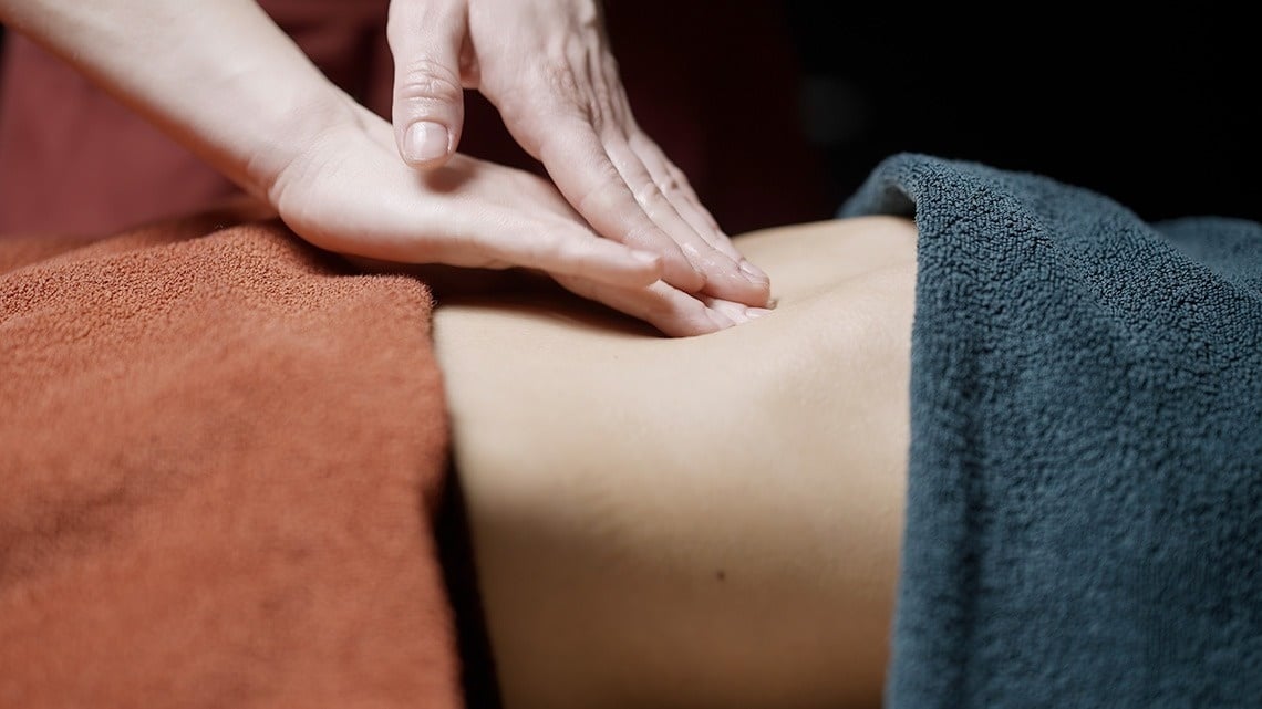 una sauna con un secchio di legno e un secchio di ghiaccio