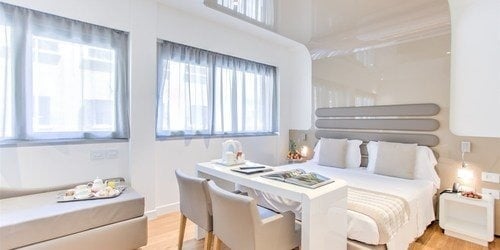 una camera d' albergo con un letto e un dipinto sopra