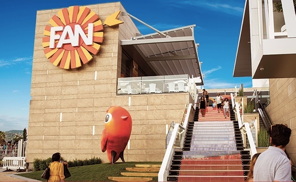 un edificio con la palabra fan en la parte superior
