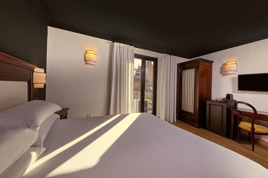 una habitación de hotel con una cama y una televisión