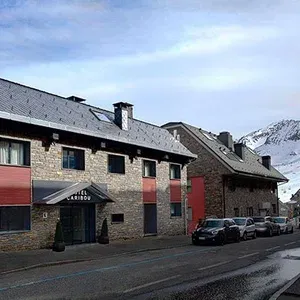 um grupo de carros estão estacionados em frente a um edifício de pedra .