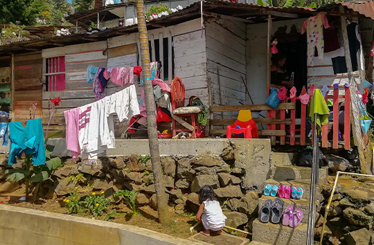 una sauna de madera con una puerta de vidrio y baldosas negras .