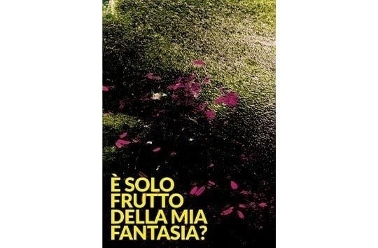 una mesa de madera con comida y una copa de vino