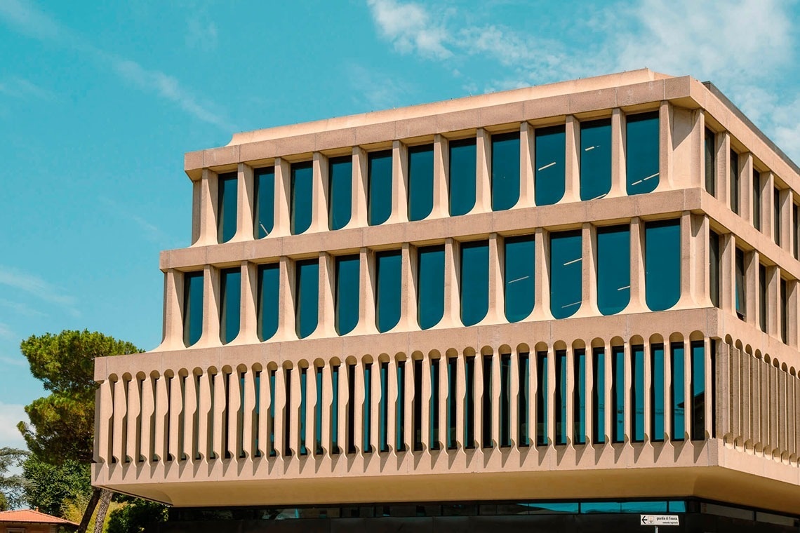 un asciugamano e una candela sono su un tavolo accanto a una pianta