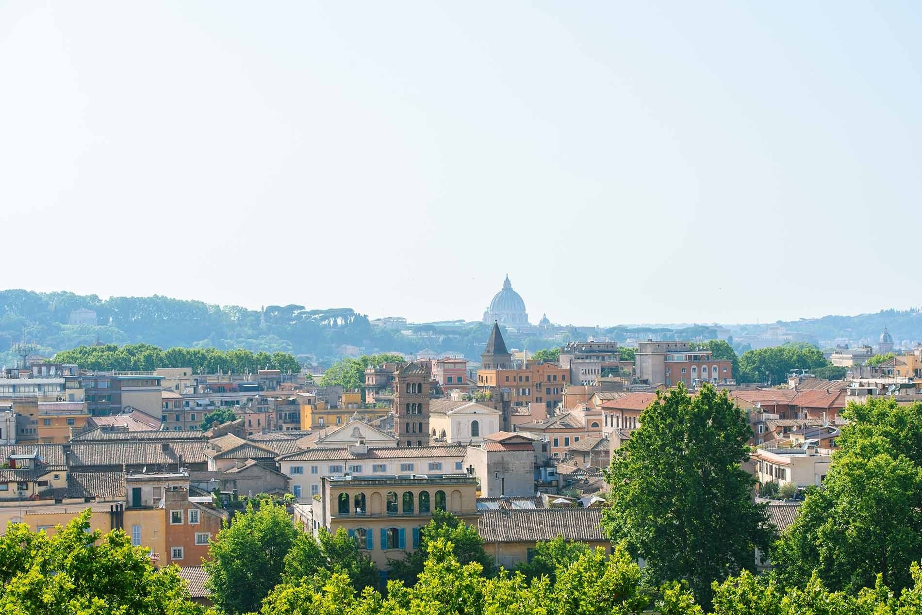 una donna è seduta in una vasca idromassaggio con acqua blu