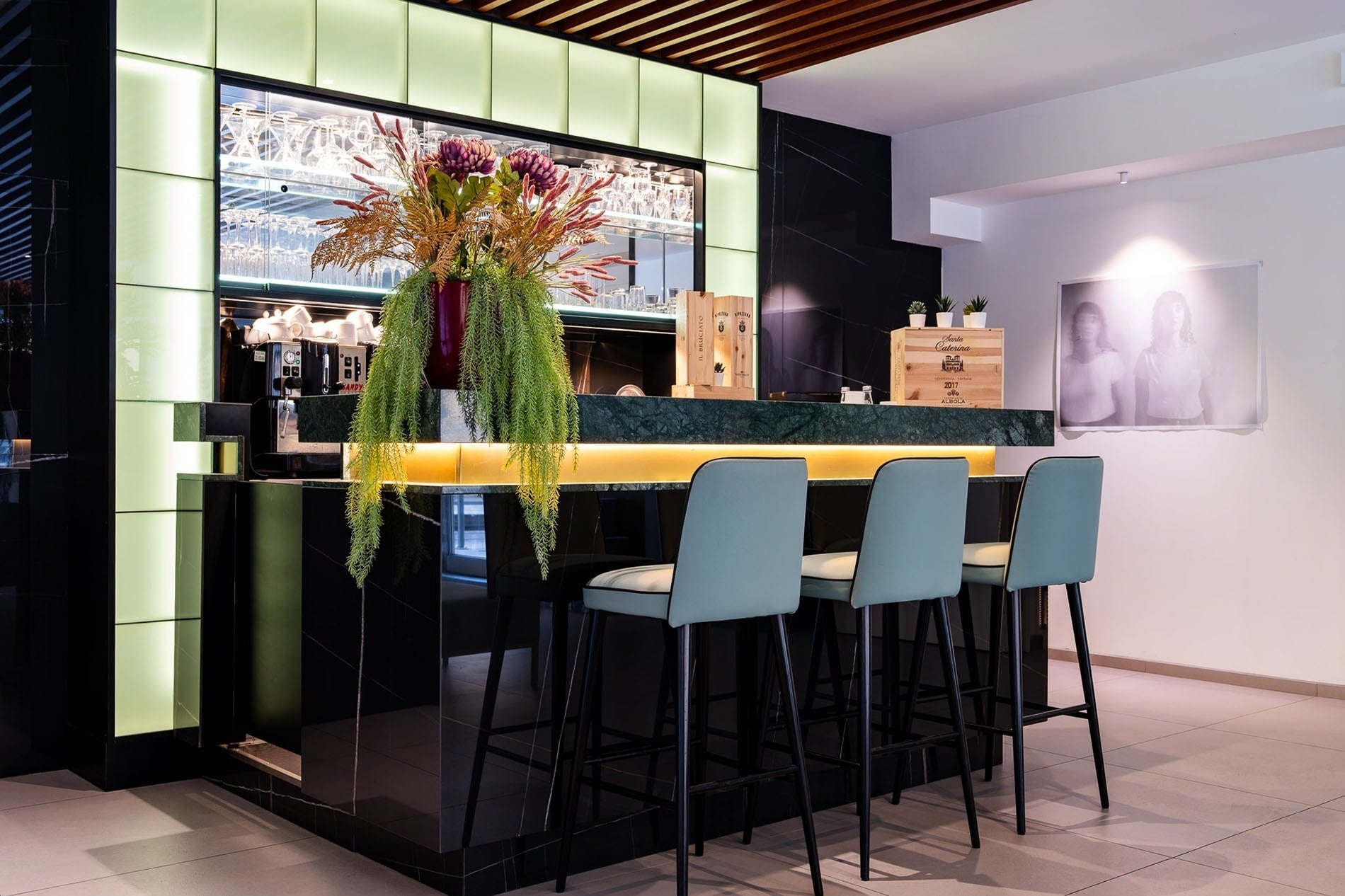 Eine Frau sitzt in einer Badewanne mit blauem Wasser