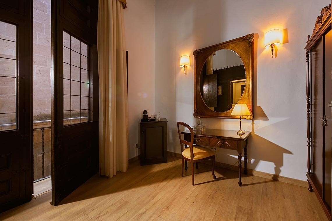 un escritorio con una silla y un espejo en una habitación