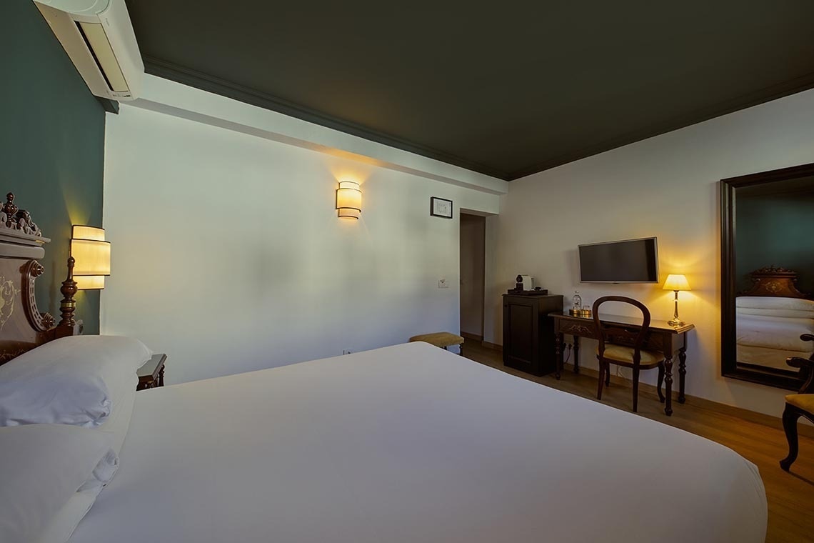 una habitación con cama , escritorio y televisión