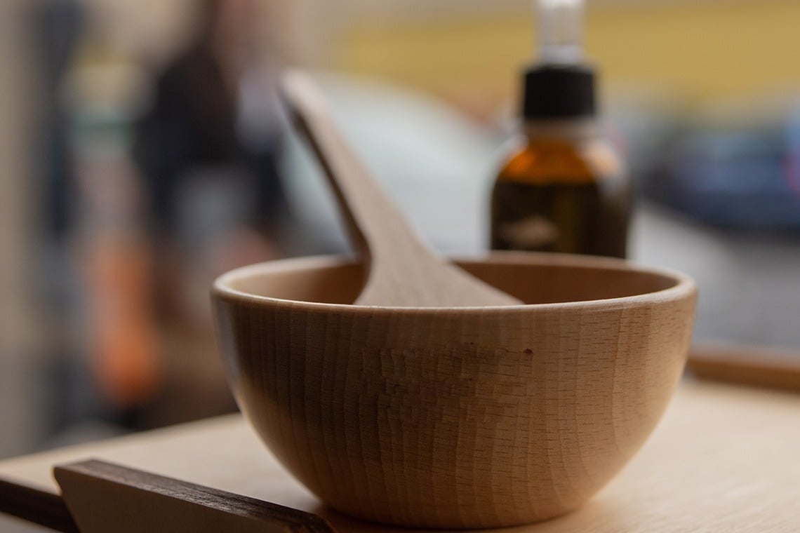 una sauna con un secchio di legno e un secchio di ghiaccio