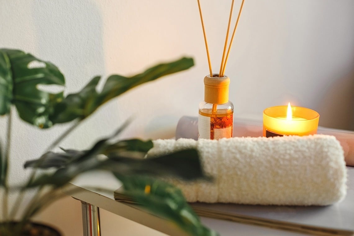 una mesa de madera con comida y una copa de vino