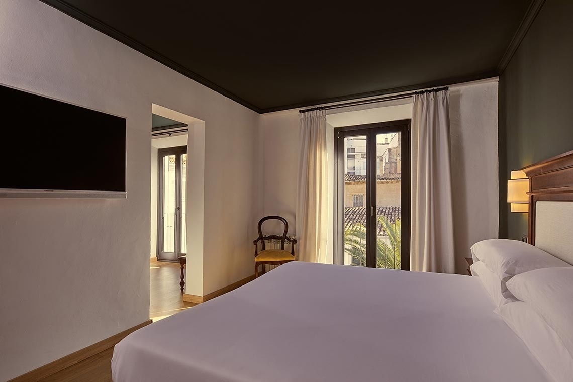 una habitación con una cama y una silla y una televisión