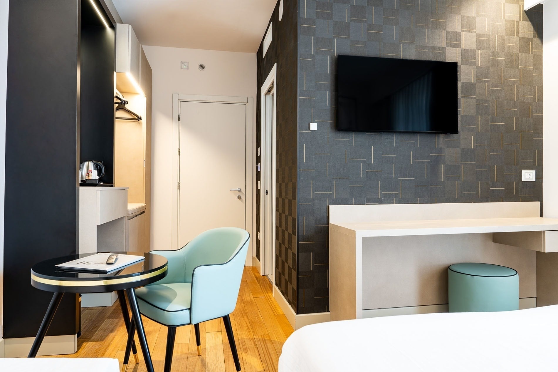 una donna è seduta in una vasca idromassaggio con acqua blu