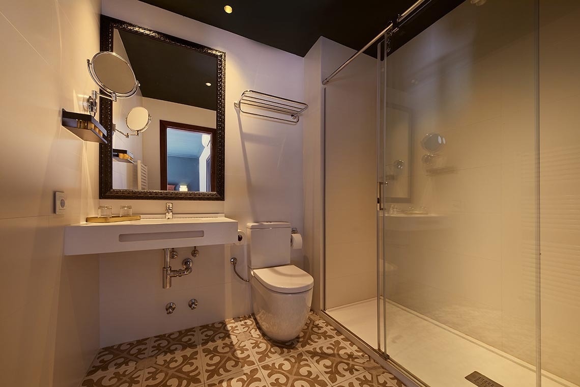 un baño con inodoro , lavabo y espejo