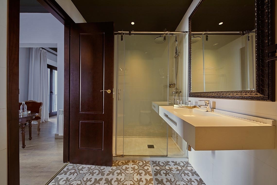 un baño con un lavabo y una ducha de vidrio