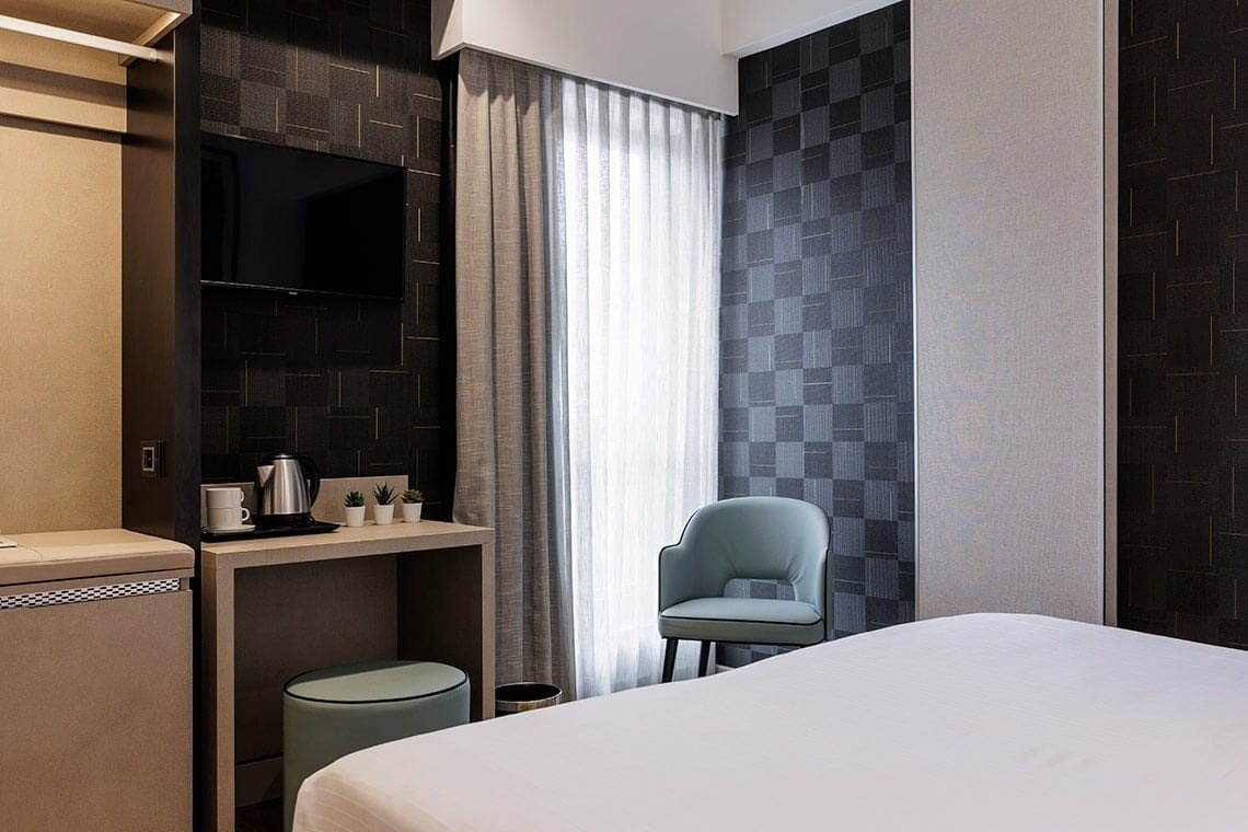 una camera d' albergo con un letto e una sedia