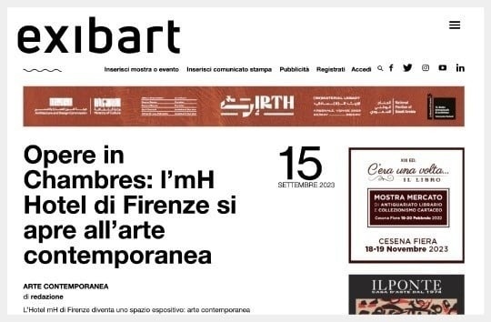 una donna avvolta in un asciugamano è seduta in una doccia a vapore .