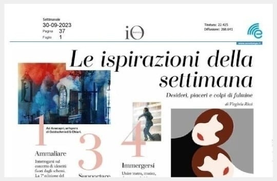 una sauna con un secchio di legno e un secchio di ghiaccio