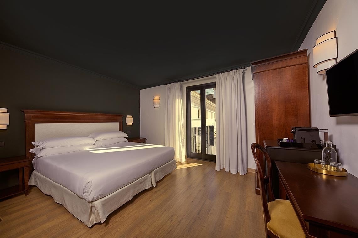 una habitación de hotel con una cama y una televisión