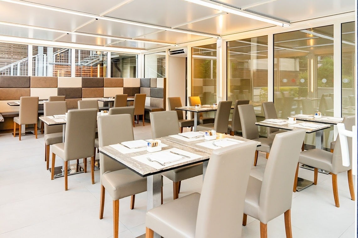 una vista della città di firenze da un balcone