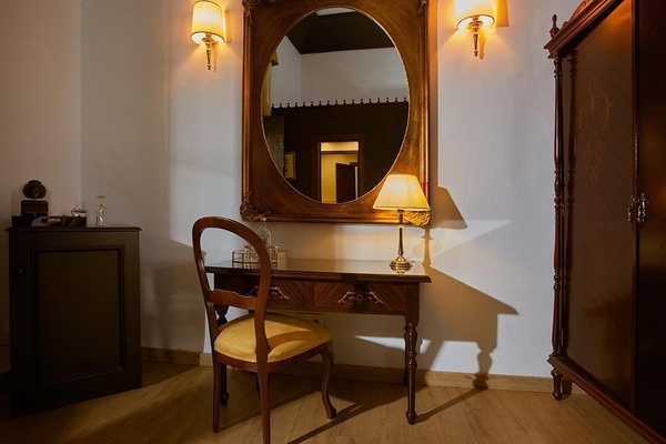 un escritorio de madera con una silla y un espejo