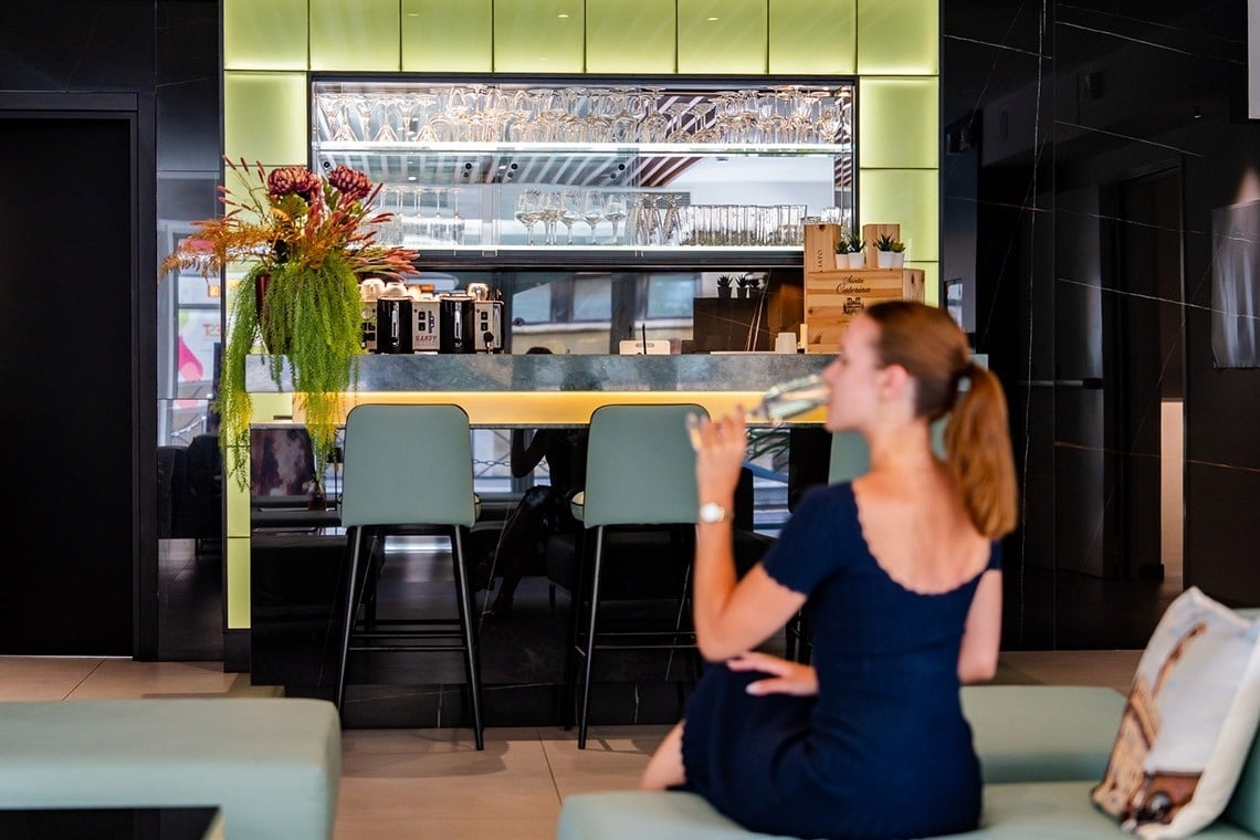 una mesa de madera con comida y una copa de vino