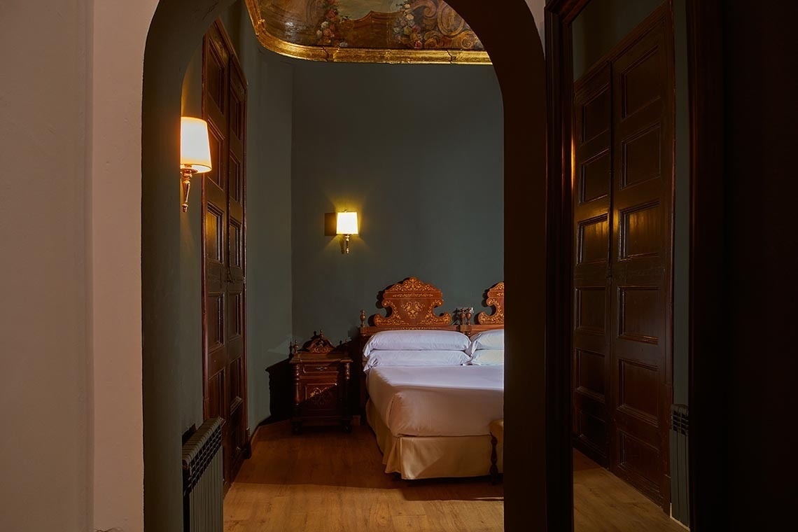 una habitación con una cama y una mesita de noche
