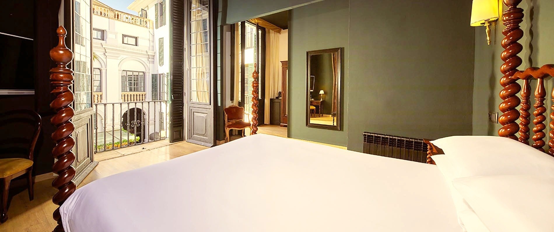 una habitación con una cama y un espejo en la pared