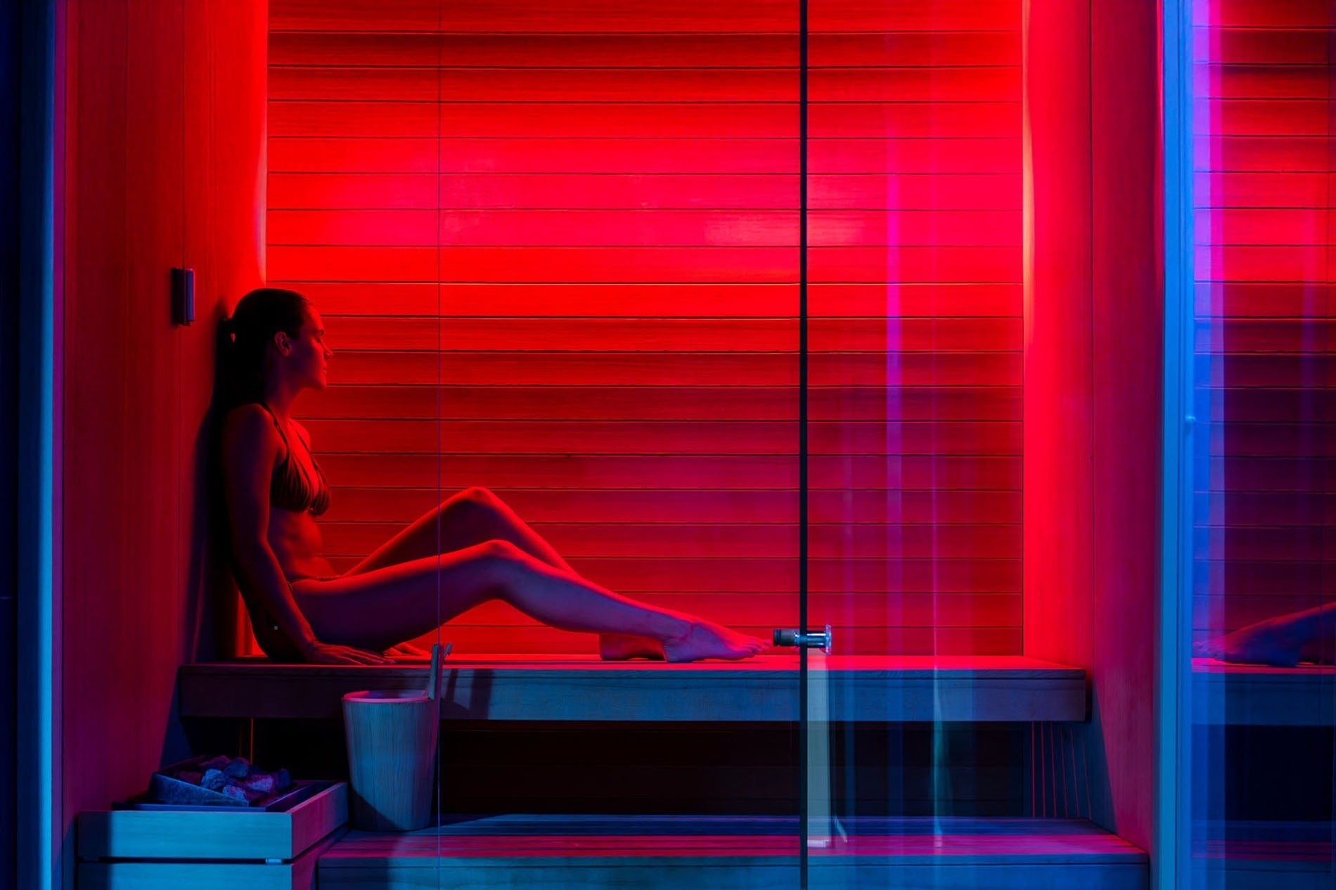 una donna è seduta in una vasca idromassaggio con acqua blu