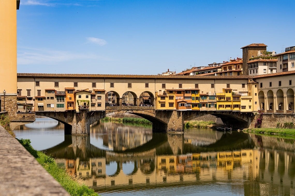 una sauna in legno con porte in vetro e pareti nere .