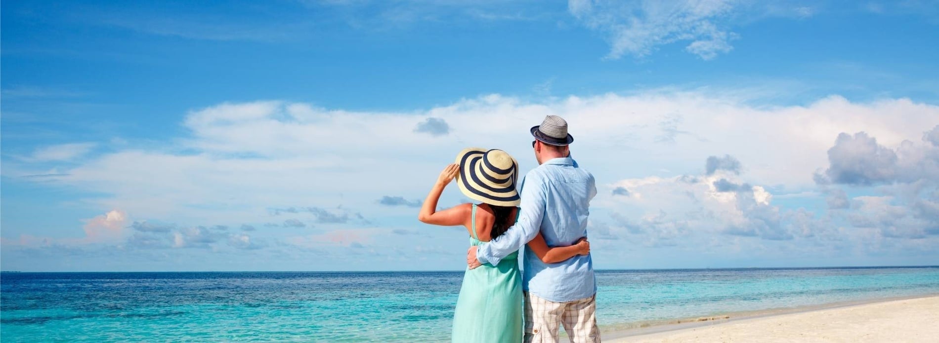 un hombre y una mujer sostienen las manos mientras corren por la playa