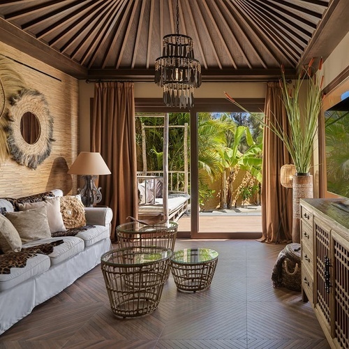 ein Wohnzimmer mit einer Couch und einem Fernseher