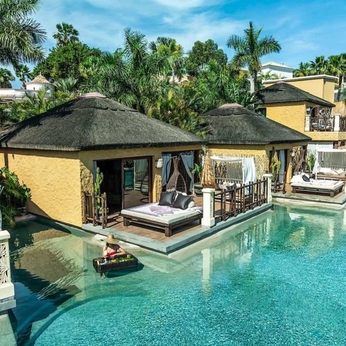 eine Gruppe von Hütten neben einem Swimmingpool