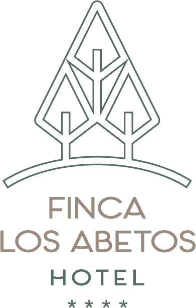 un logotipo para finca los abetes hotel con árboles en un triángulo