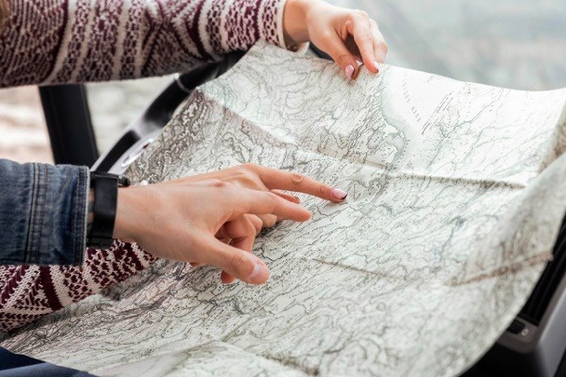 un hombre y una mujer miran un mapa juntos