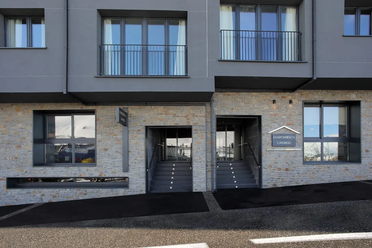 Apartamentos ESTIVAL Caribou: moderna fachada com entradas e janelas amplas.