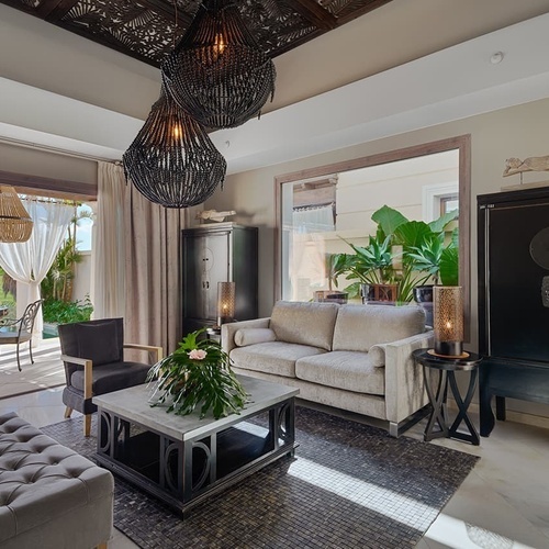 ein Wohnzimmer mit einer Couch und einem Tisch