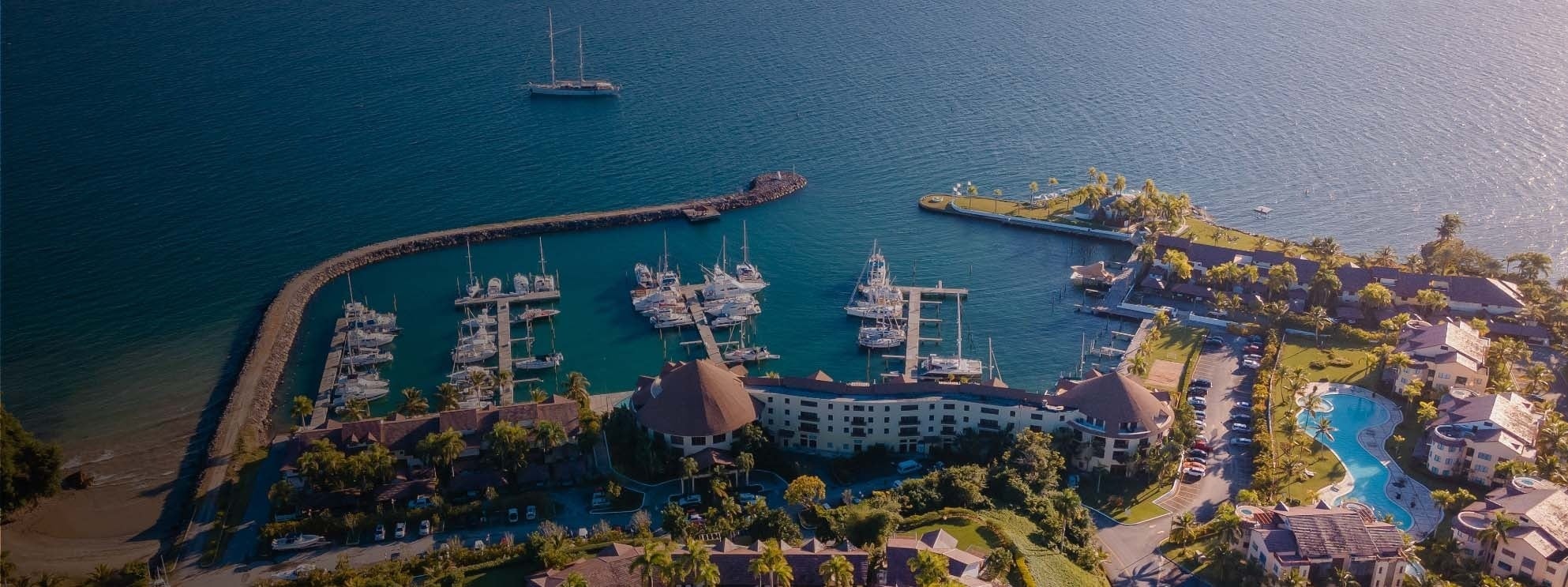 un hombre y una mujer caminan por la playa tomados de la mano