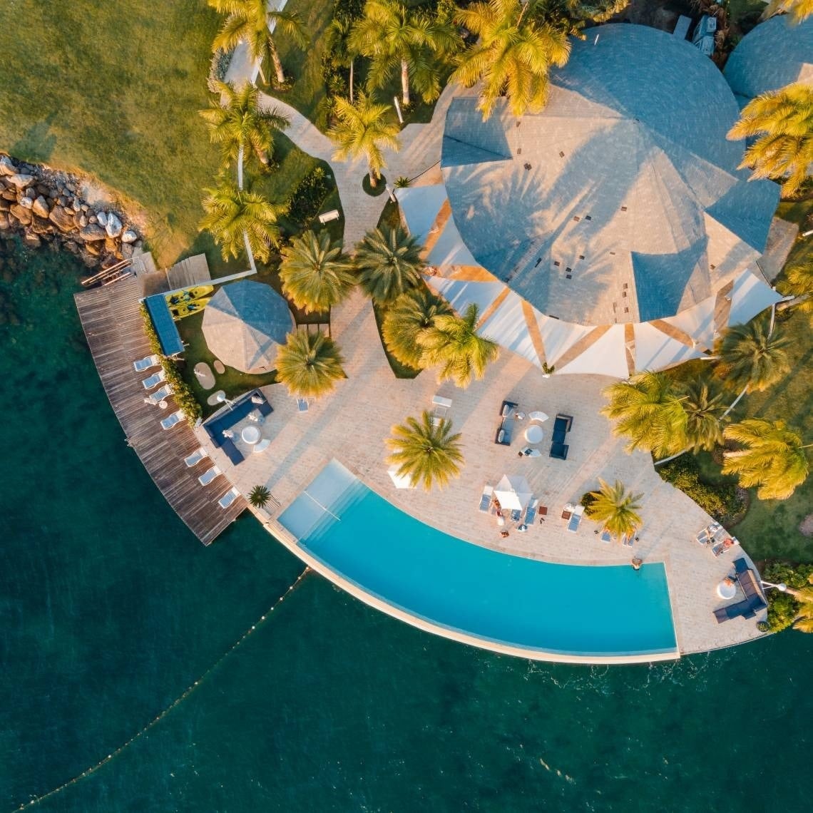 una habitación de hotel con una cama y una lámpara