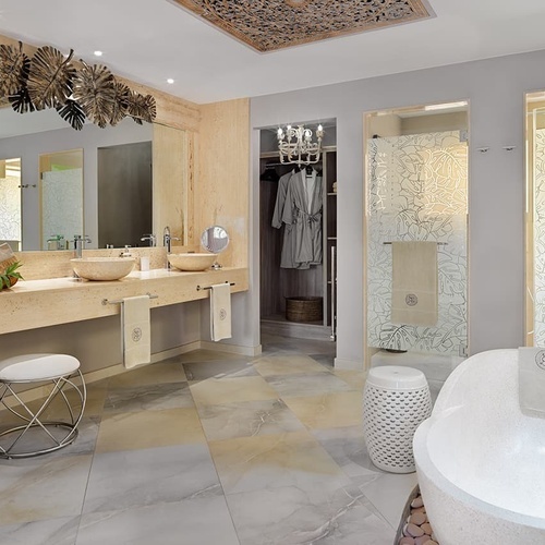 ein Badezimmer mit zwei Waschbecken und einer Badewanne