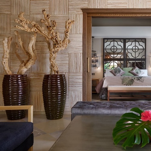 ein Wohnzimmer mit einem Bett im Hintergrund