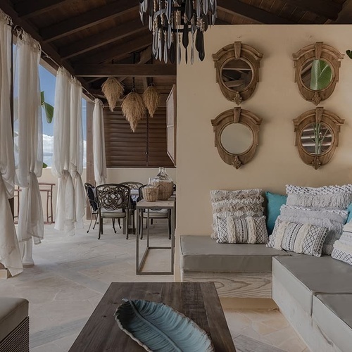 ein Wohnzimmer mit vielen Kissen und Spiegeln