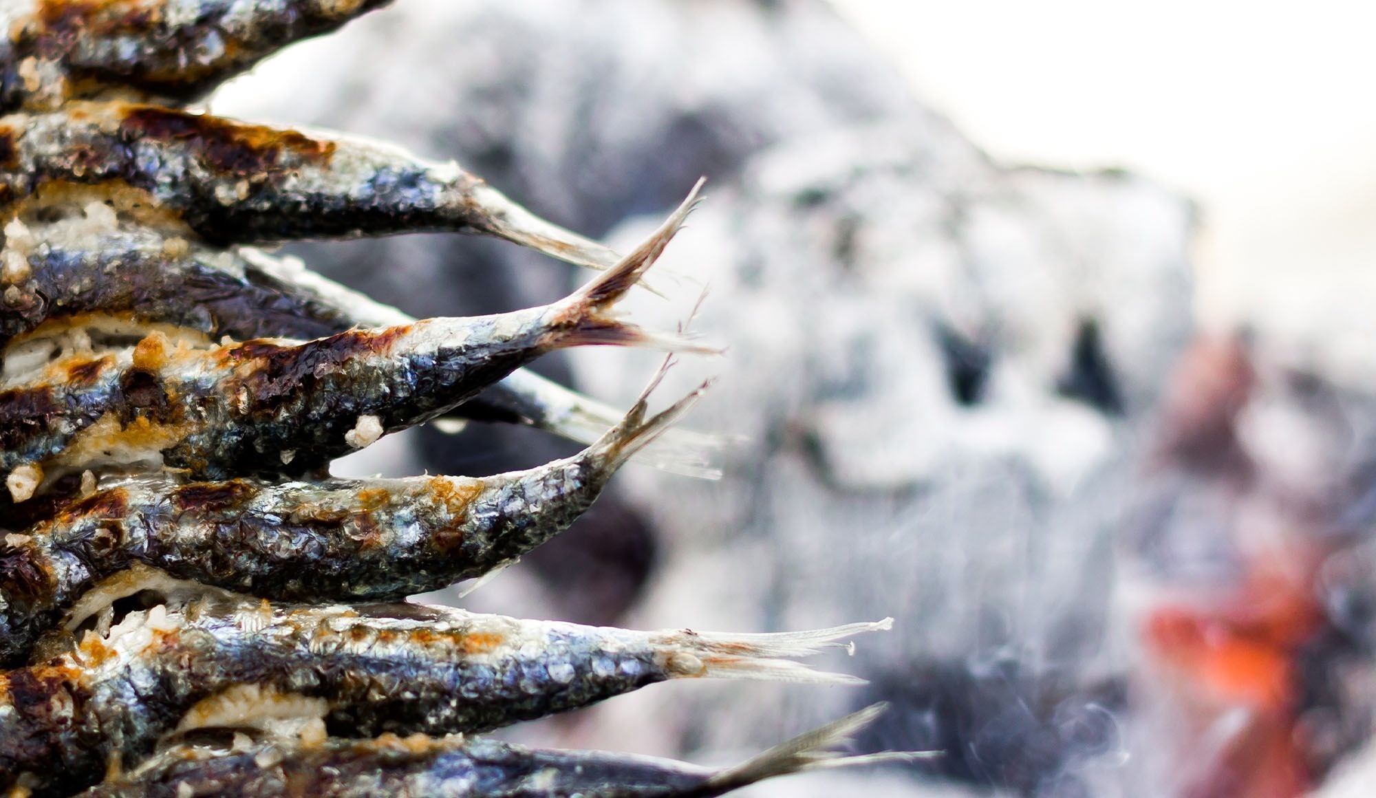 un primer plano de un montón de pescado a la parrilla