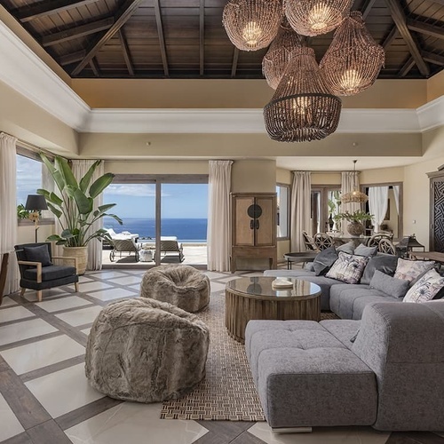 ein Wohnzimmer mit vielen Möbeln und einem Fernseher