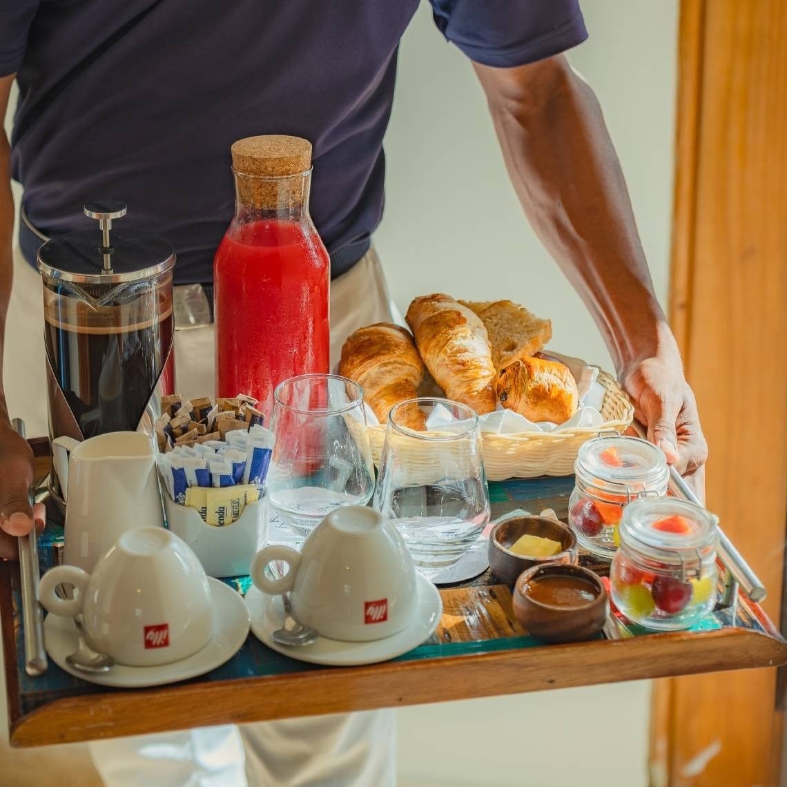 una piscina infinita con el océano en el fondo